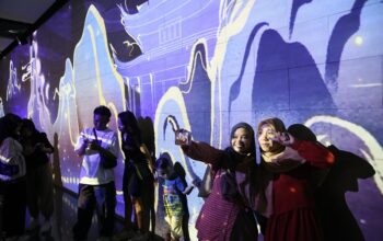 Pameran Seni Visual LUMIORA di Alun-Alun Surabaya, Beri Pengalaman Baru Masyarakat Nikmati Video Mapping