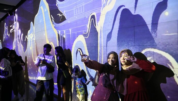 Pameran Seni Visual LUMIORA di Alun-Alun Surabaya, Beri Pengalaman Baru Masyarakat Nikmati Video Mapping