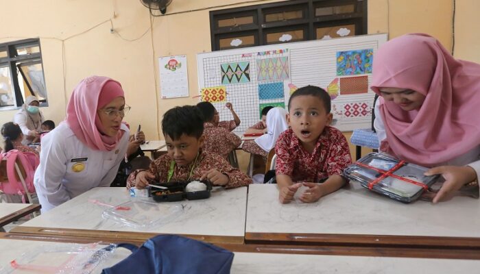 Tinjau Pelaksanaan Uji Coba Makan Gratis, PJs Wali Kota Surabaya Minta Perhatikan Variasi Menu