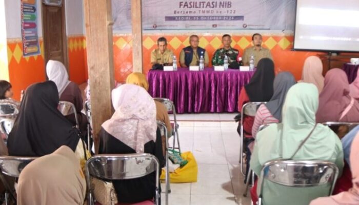 Bantu Peningkatan Usaha Mikro, Satgas TMMD 122 Kodim 0809/Kediri dan Dinas Koo-UKM Jatim Gelar Penyuluhan UMKM