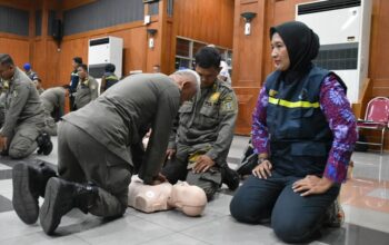 Satpol PP Surabaya Tingkatkan Kesiapsiagaan Pertolongan Pertama Henti Jantung