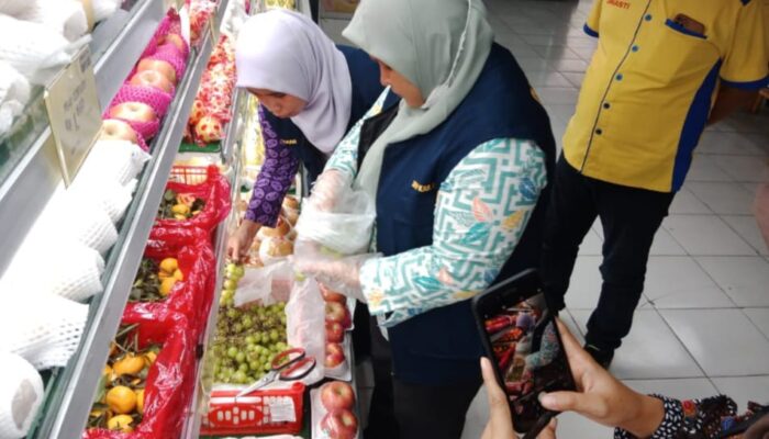 Pastikan Buah Anggur Aman dari Pestisida, DKPP Kbaupaten Kediri Gelar Sidak ke Pasar dan Swalayan