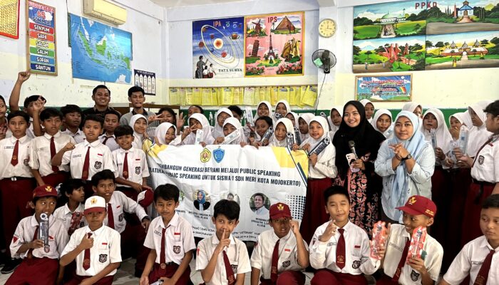 Latih Public Speaking Sejak Dini, Dosen Ilkom Bimbing Pelajar di Mojokerto