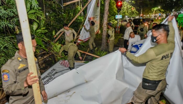 Satpol PP Surabaya Tertibkan Seluruh APK saat Minggu Tenang Kampanye