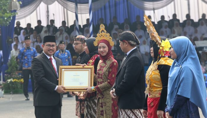 Pemkot Surabaya serahkan Penghargaan Satyalancana Karya Satya ke Guru di HGN dan KORPRI