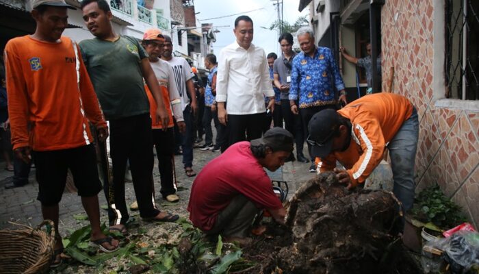 Wali Kota Eri Cahyadi Gerak Cepat Bantu Warga Manyar Tegal Terdampak Angin Puting Beliung