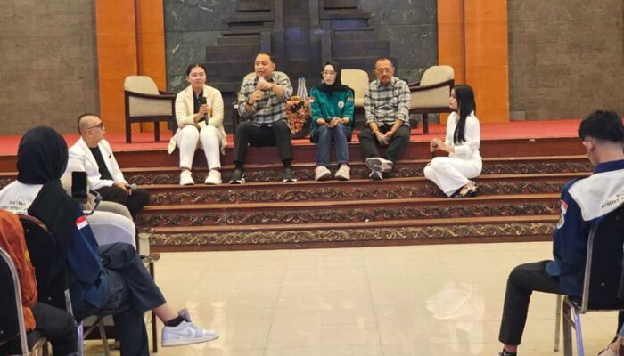 Gelar Diskusi Publik Bersama Mahasiswa UWKS, Eri-Armuji Paparkan Program Terkait Singgung Keamanan di Surabaya