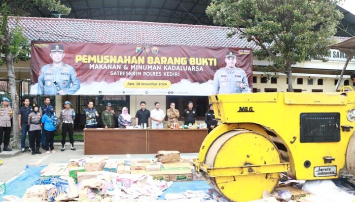 Polres Kediri Musnahkan Barang Bukti Makanan dan Minuman Kadaluwarsa