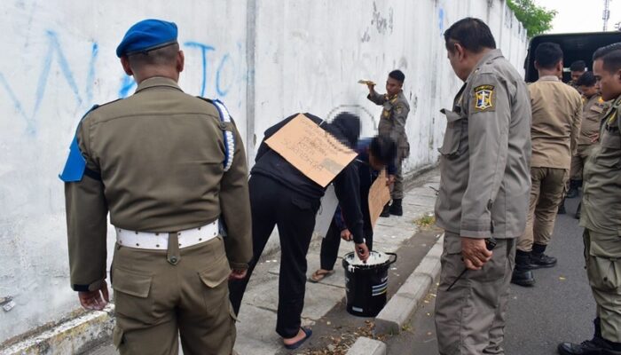 Satpol PP Surabaya beri Sanksi Dua Pemuda Pelaku Aksi Vandalisme