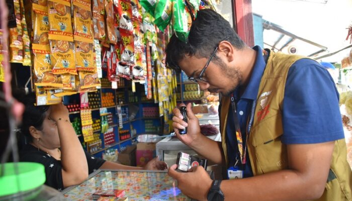 Tekan Peredaran Rokok Ilegal, Pemkot Surabaya bersama Bea Cukai Sisir Toko Kelontong