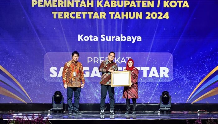 Pemkot Surabaya Raih Penghargaan Pelayanan Publik Predikat Sangat Cettar