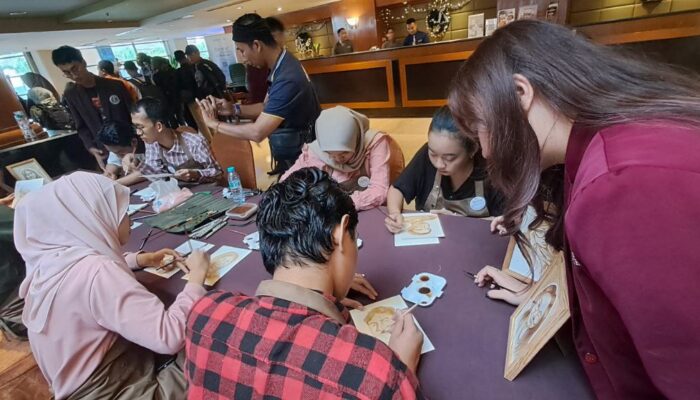 Ampas Kopi Jadi Inspirasi, Barista Tuli Berkarya di Verwood Hotel