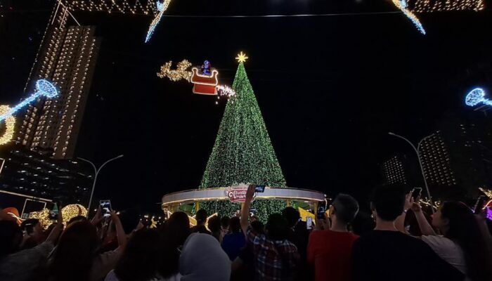 Keajaiban Natal Menjelajah Langit Surabaya: Santa Terbang di Pakuwon City Mall