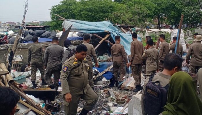 Kembalikan Fungsi Bozem Makam Putat, Satpol PP Surabaya Tertibkan Tiga Bangunan Liar