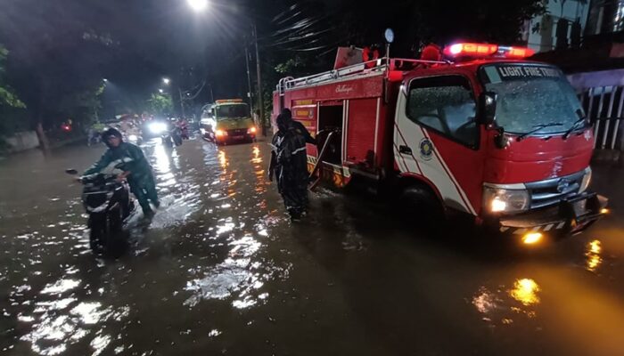 Hujan Deras dan Angin Kencang Landa Surabaya, Pemkot Kerahkan 25 Unit Mobil Damkar Tangani Genangan