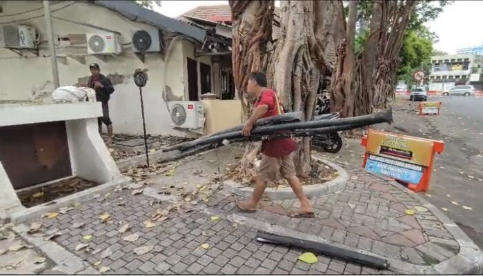 Tumpukan Sisa Kabel Curian Jadi Penyebab Banjir di Kedungdoro, Pemkot Surabaya Serahkan Barang Bukti ke Kepolisian