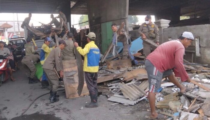 Satpol PP Surabaya Tertibkan Belasan Bangli di bawah Jembatan Layang Tambak Mayor