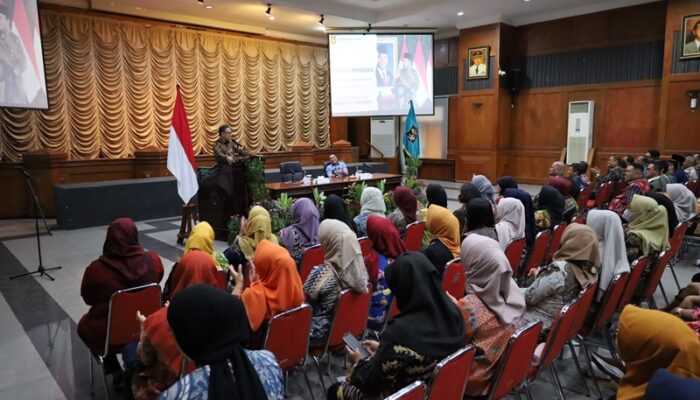 Wamendagri Beri Pengarahan Sinkronisasi Pembangunan Pusat dan Daerah kepada Jajaran Aparat Pemkot Surabaya