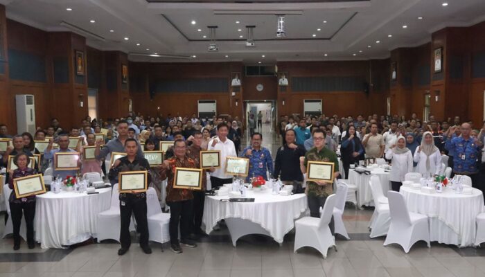 Pemkot Surabaya Beri Penghargaan 27 Pelaku Usaha yang Berkomitmen Menjaga Lingkungan