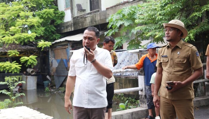 Bermalam di Sekitar Lokasi Banjir Gunung Anyar, Wali Kota Eri Pimpin Penanganan Darurat