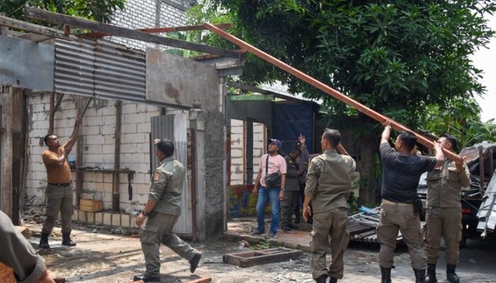 Amankan Aset Pemkot Surabaya, Satpol PP Tertibkan Puluhan Bangli di Jalan Tambak Wedi