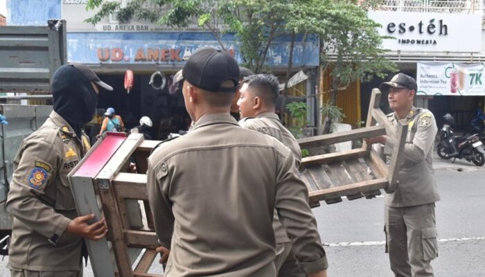 Satpol PP Kota Surabaya Tertibkan PKL di Sepanjang Jalan Kenjeran Hingga Ngaglik