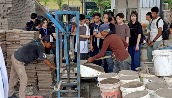 Mahasiswa Singapura Belajar soal Rumah Padat Karya di Surabaya