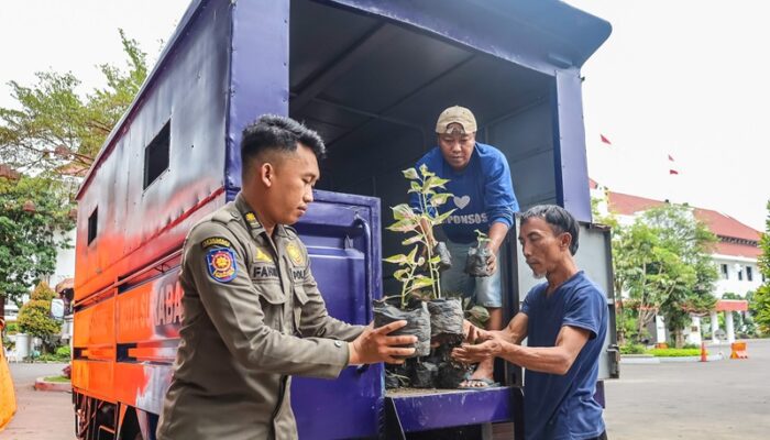 Pemkot Surabaya Terima 118 Jenis Paket Bantuan Aksi Sosial Ganti Karangan Bunga