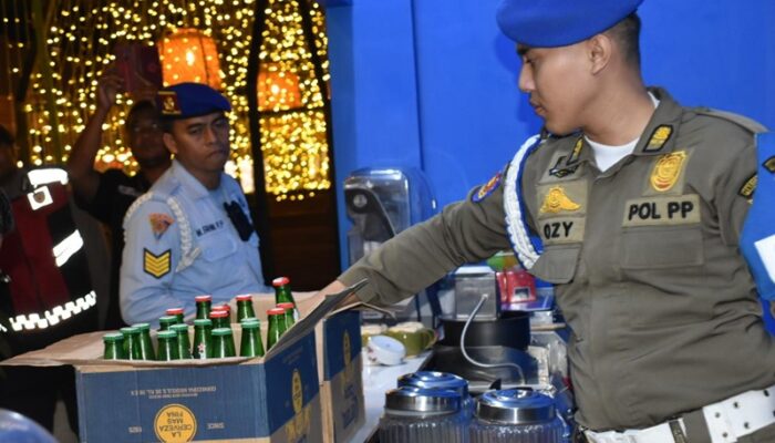 Tindaklanjuti Aduan Warga, Satpol PP Kota Surabaya Amankan 76 Minuman Beralkohol