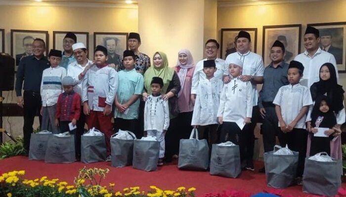 Gelar Acara Buka Puasa, DPRD Surabaya Santuni 99 Anak Yatim Piatu