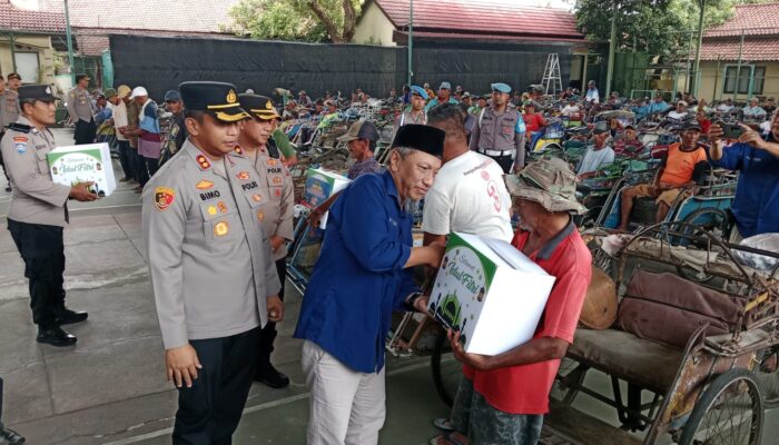 PWI Bersama Polres Kediri Bagikan 200 Parcel Ke Tukang Becak