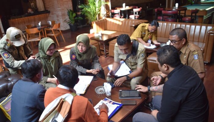 Tindaklanjuti Aduan Warga, Satpol PP Surabaya Sidak Tempat Biliar dan Spa