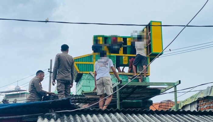Antisipasi Ajang Perjudian, Satpol PP Surabaya Bongkar Tujuh Bekupon di Gubeng Masjid