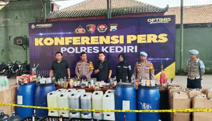 Satreskrim Polres Kediri Hadang Peredaran dan Amankan Ratusan Botol Miras Ilegal