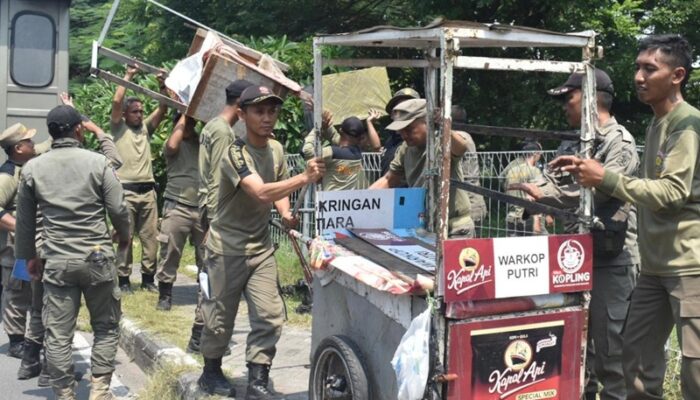 Kembalikan Fungsi Fasum, Pemkot Surabaya Gencar Tertibkan PKL dan Bangunan Liar