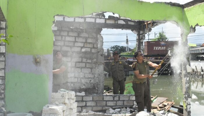 Satpol PP Surabaya Tertibkan Bangunan Liar di 200 Meter Awal Sungai Kalianak
