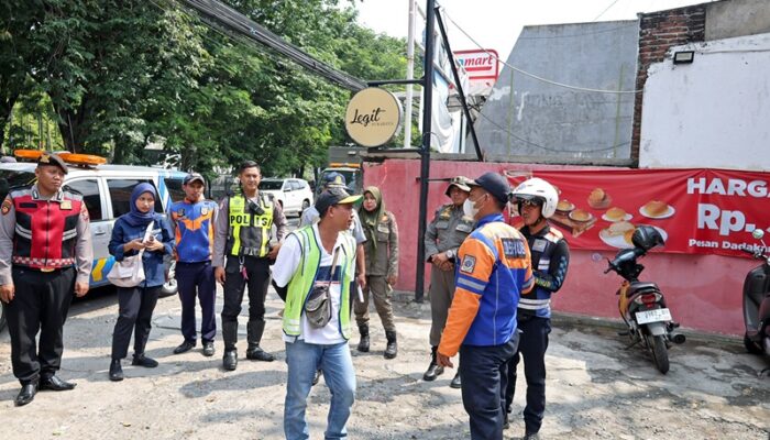 Resahkan Masyarakat, Dishub Kota Surabaya Tindak Tegas Jukir Liar di Toko Modern