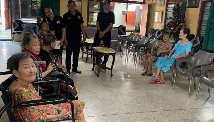Peduli Lansia, Hotel Santika Pandegiling Santuni Panti Werdha Surabaya
