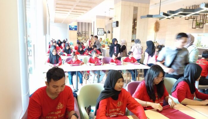 Midtown Residence Surabaya Ajarkan Table Setup & Napkin Folding Siswa Sekolah Fira Model Disabilitas