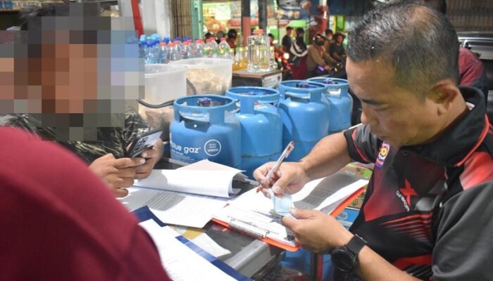 Satpol PP Surabaya Sita Puluhan Botol Miras, Toko Nekat Jual Berulang Kali Disegel!