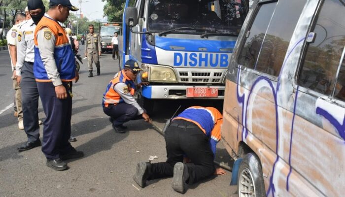 Satpol PP Surabaya Tertibkan PKL dan Kendaraan Parkir Liar di Trotoar Kedungdoro