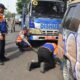 Satpol PP Surabaya Tertibkan PKL dan Kendaraan Parkir Liar di Trotoar Kedungdoro