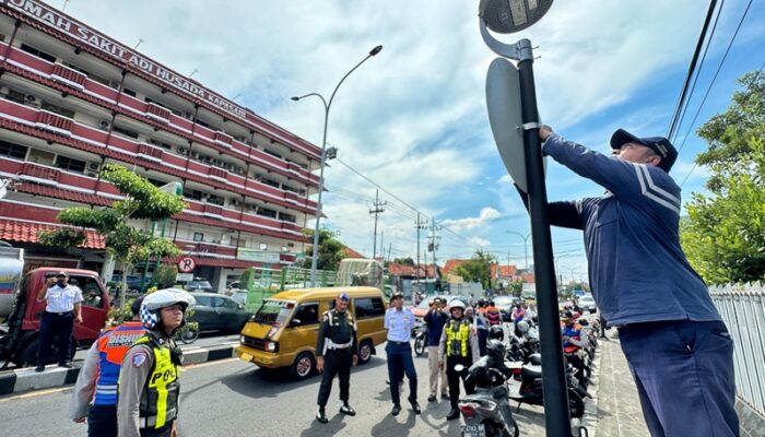 Dishub Surabaya Tertibkan Parkir di Kawasan RS Adi Husada, Pasang Rambu Larangan demi Kelancaran Lalu Lintas