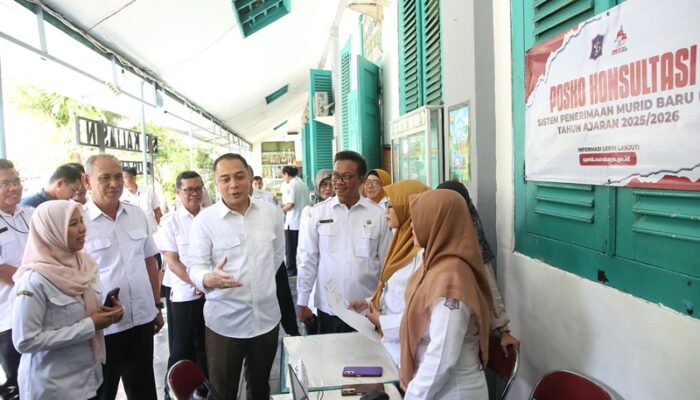 Pastikan Pendaftaran Sekolah Tanpa Antrean dan Transparan, Wali Kota Eri Tinjau Posko SPMB