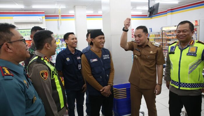 Surabaya Tertibkan Izin Parkir Toko Swalayan, Wali Kota Eri: Untuk Lindungi Konsumen dan Pengusaha