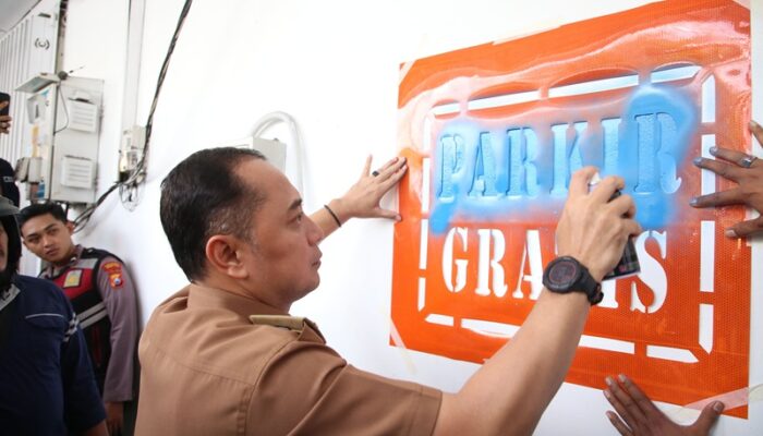 Tak Ada Jukir Resmi, Wali Kota Eri Cahyadi Segel Lahan Parkir Toko Modern di Dharmahusada