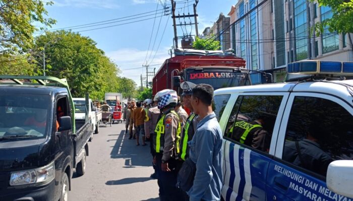 Resahkan Warga, Petugas Gabungan Tertibkan Truk Parkir Sembarangan di jl. Semut Baru Surabaya