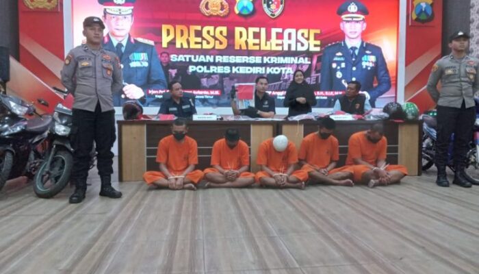 Satreskrim Polres Kota Kediri Tangkap Dua Pelaku Pencurian di Toko Dancell