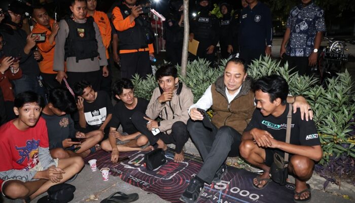 Momen Unik Wali Kota Eri Video Call Orang Tua Anak Saat Sweeping Jam Malam