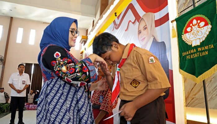 Gelar Bakti Sosial HAN 2025, Pemkot Surabaya dan DWP Dispendik Beri Santunan dan Dukung Pendidikan Siswa